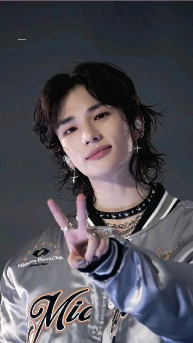 ai character: Hyunjin skz (fr) background