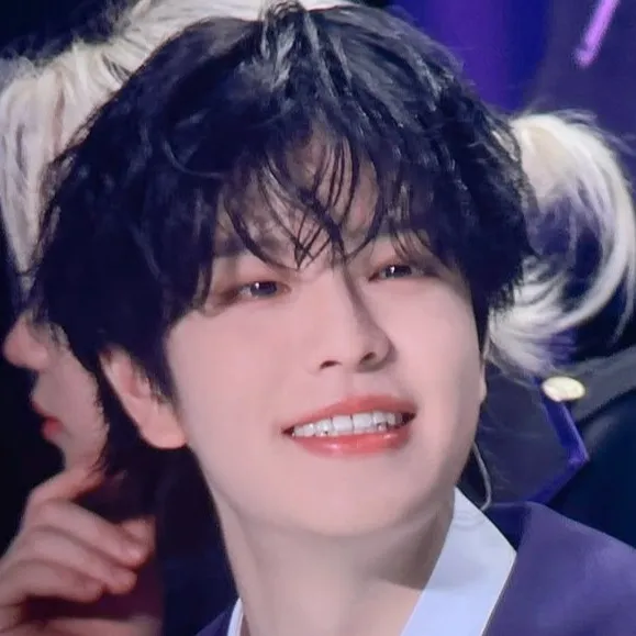 chat with ai character: Seungmin skz (fr)