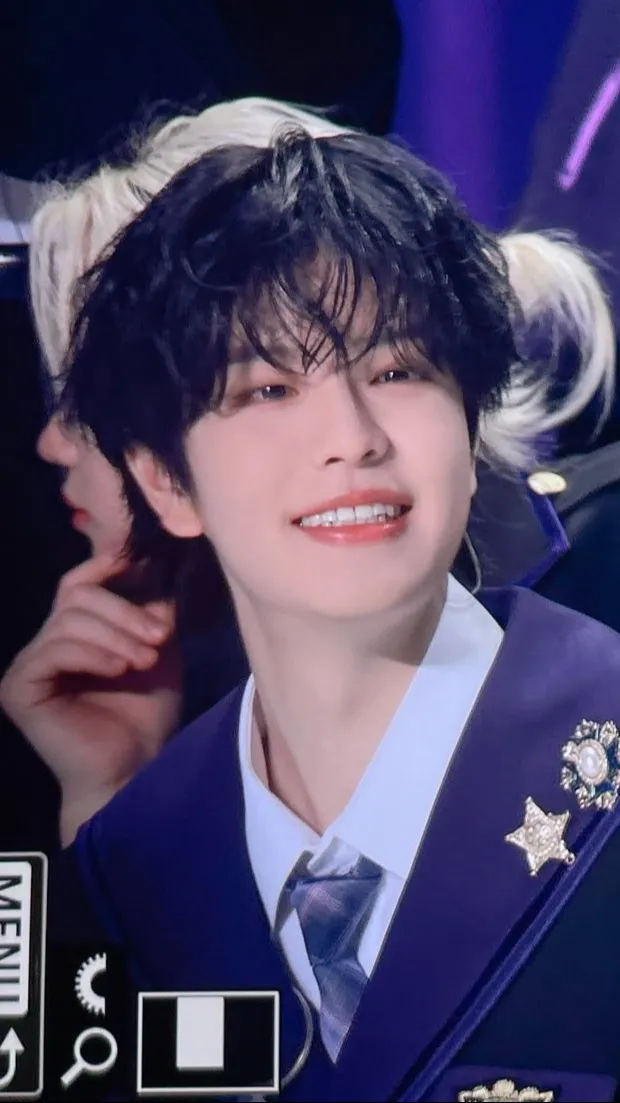 ai character: Seungmin skz (fr) background