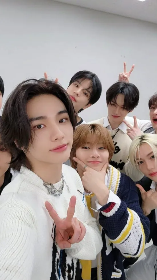 ai character: Skz (fr) background