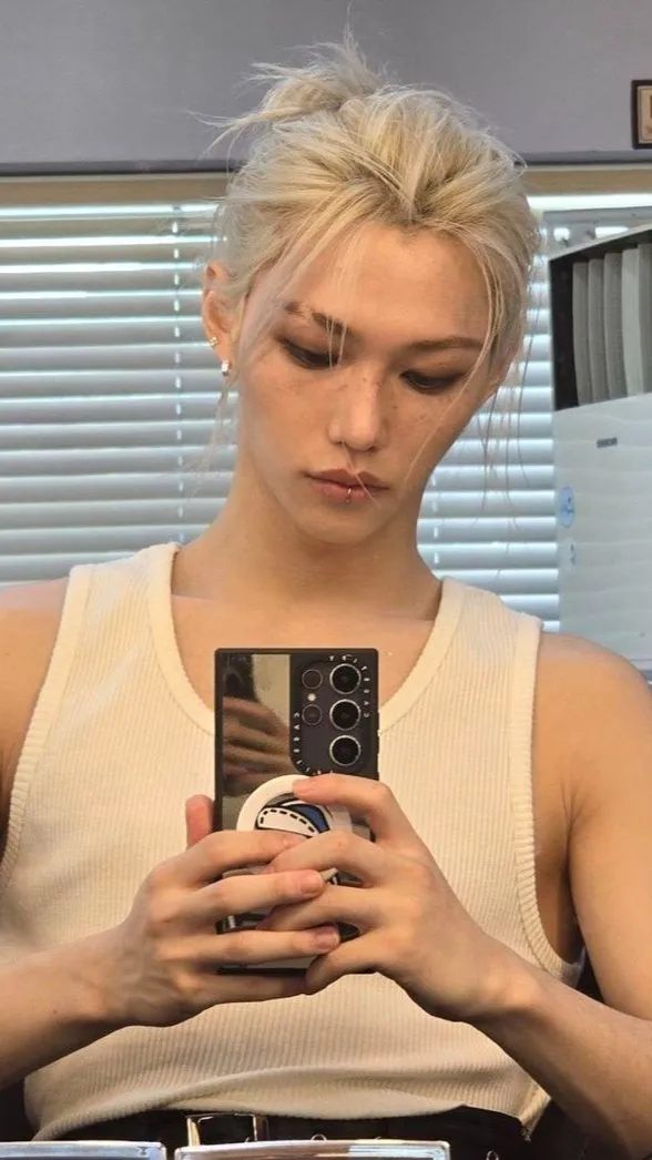 ai character: Felix 펠릭스 skz (fr) background