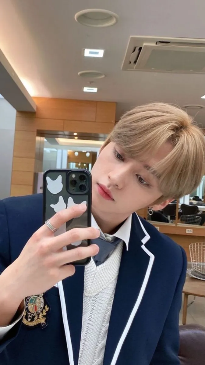 ai character: Lee Know리노 (Minho) background