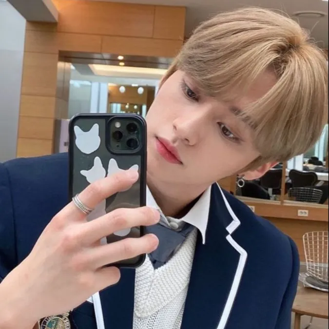 chat with ai character: Lee Know리노 (Minho)