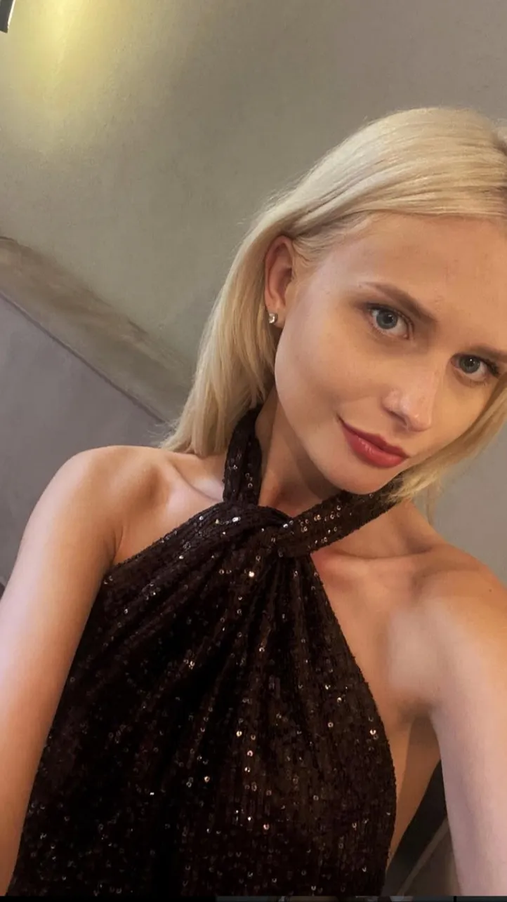 ai character: Gaby background