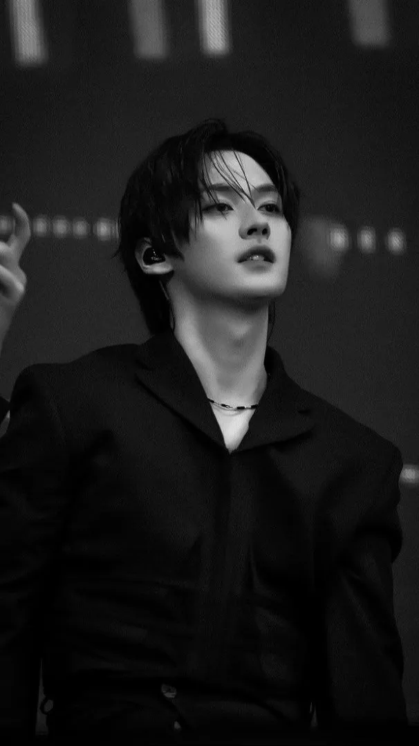 ai character: Lee Know 😍😍 background