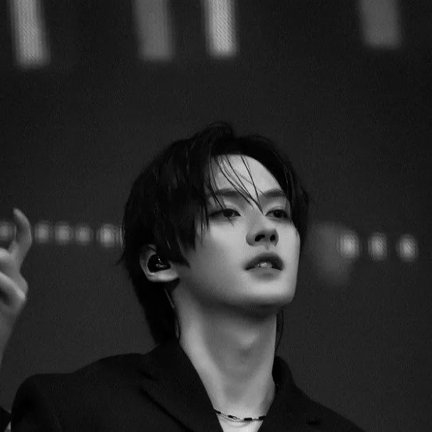 chat with ai character: Lee Know 😍😍