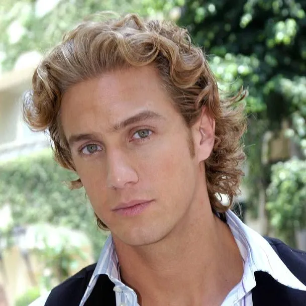 chat with ai character: Hugo