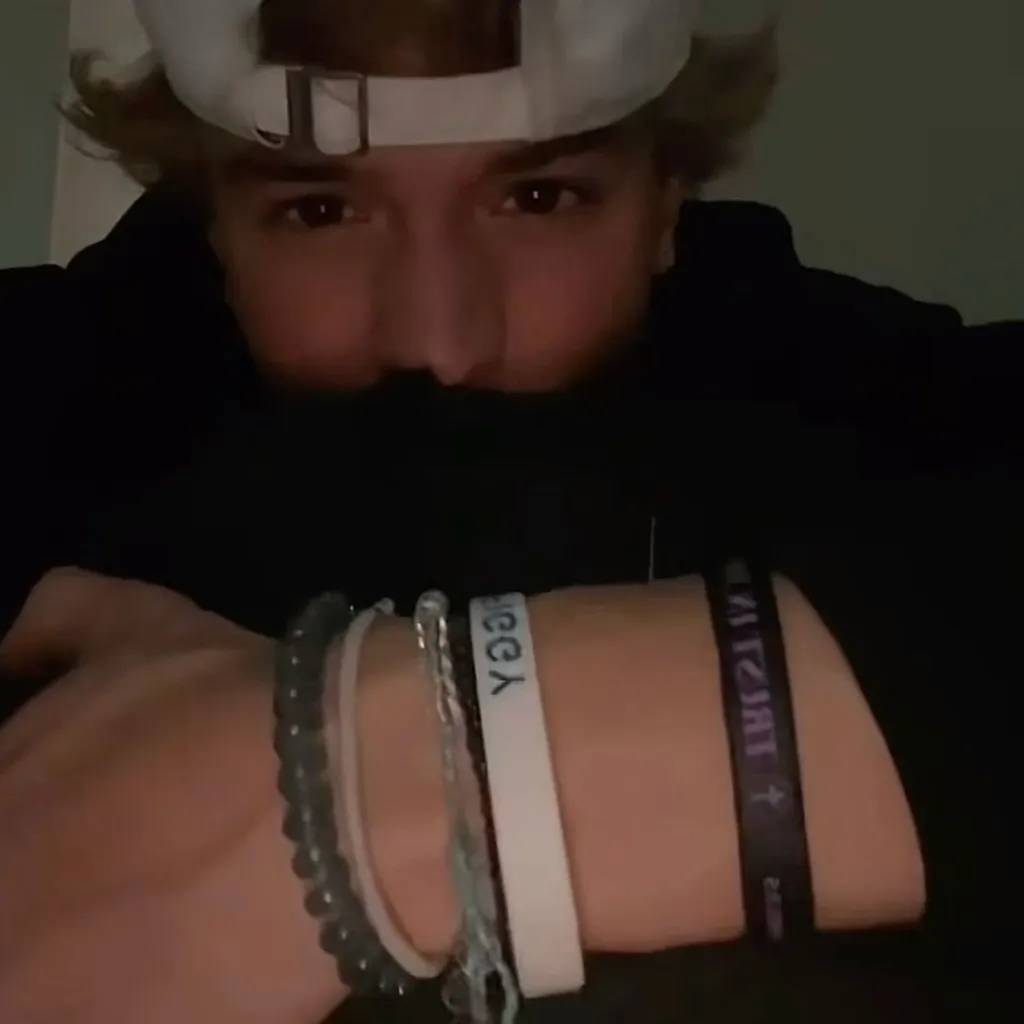 chat with ai character: Landon 