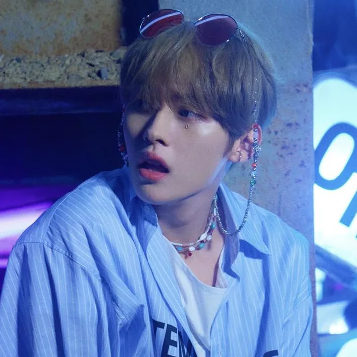 chat with ai character: Lee Know