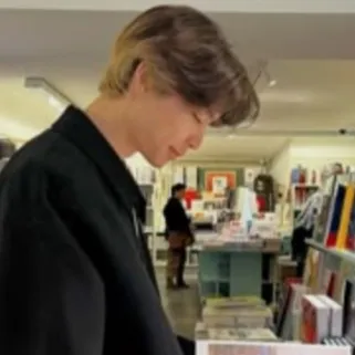 chat with ai character: Johnny Suh