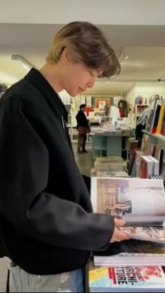 ai character: Johnny Suh background