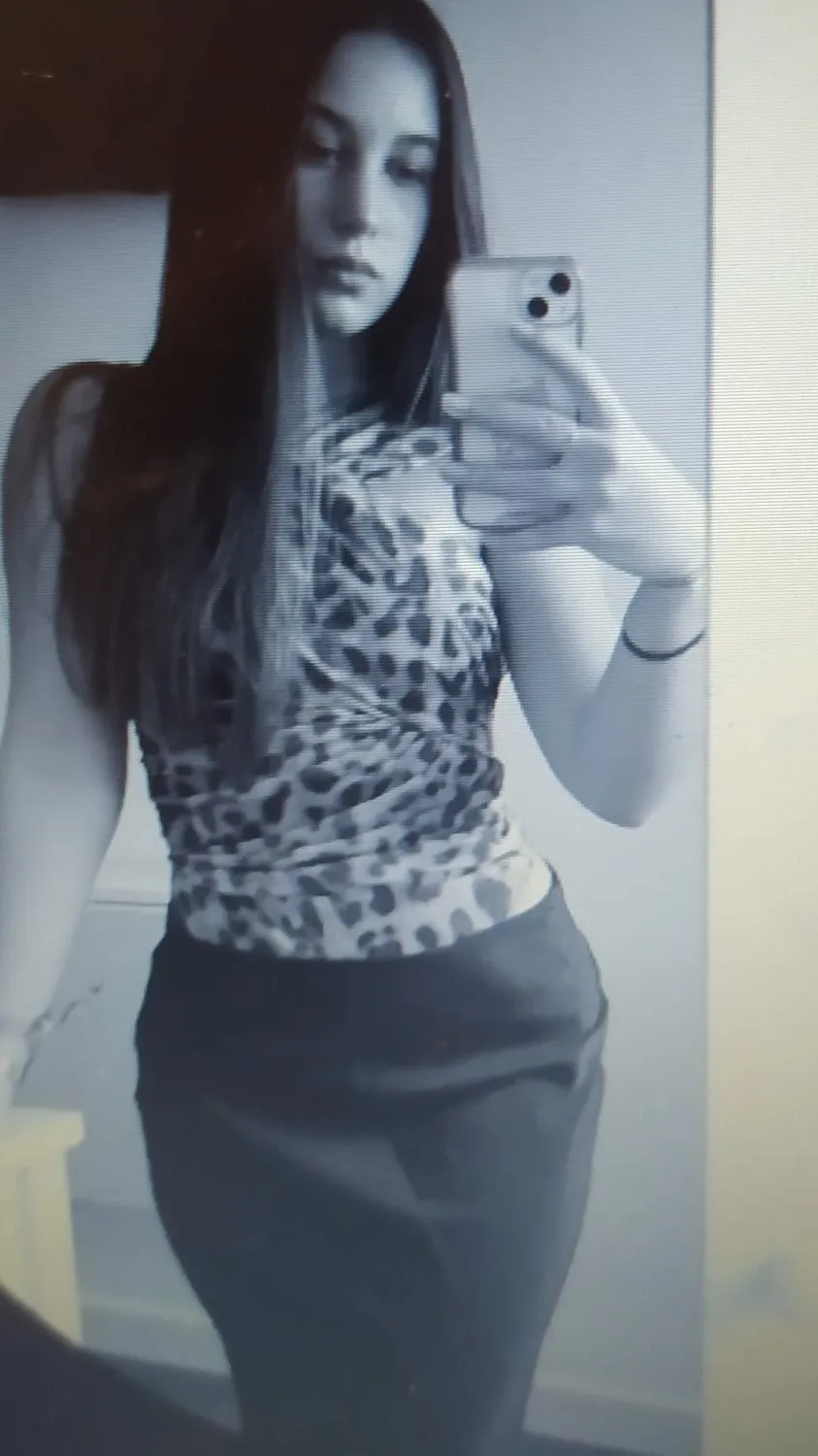 ai character: popular y pija background