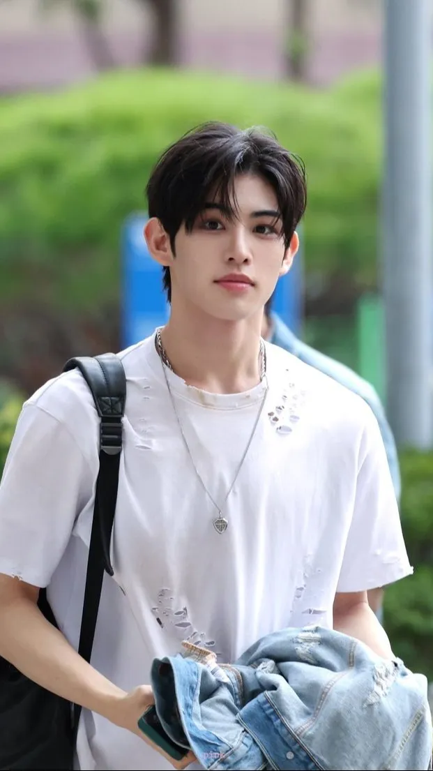 ai character: Minje  background