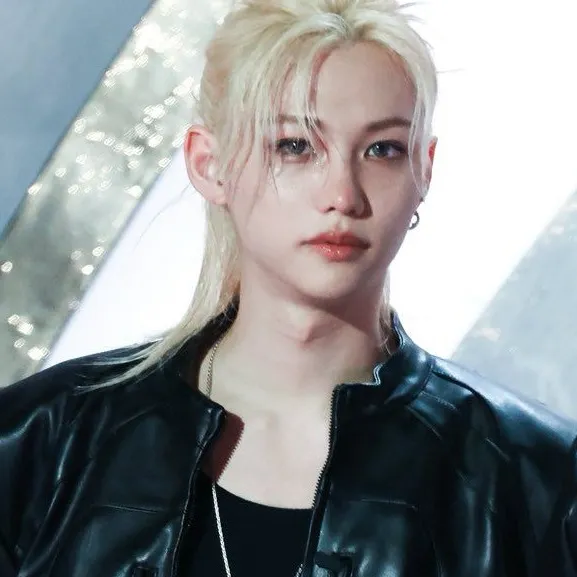 chat with ai character: 𝑭𝒆𝒍𝒊𝒙 ♥