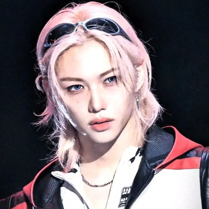 chat with ai character: 𝐅𝐞𝐥𝐢𝐱