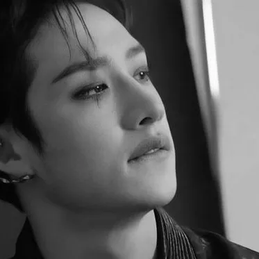 chat with ai character: Bang Chan