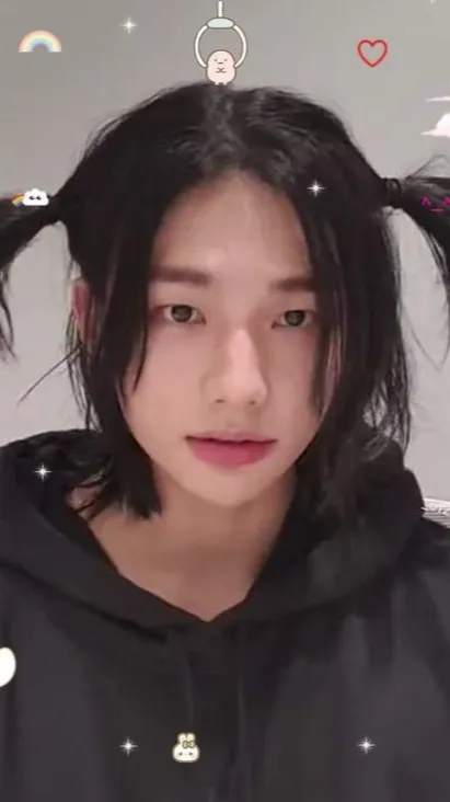 ai character: amigos o algo mas? background