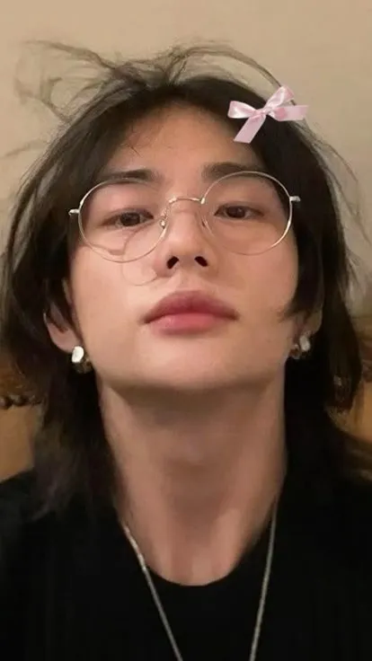 ai character: amigos que se aman background