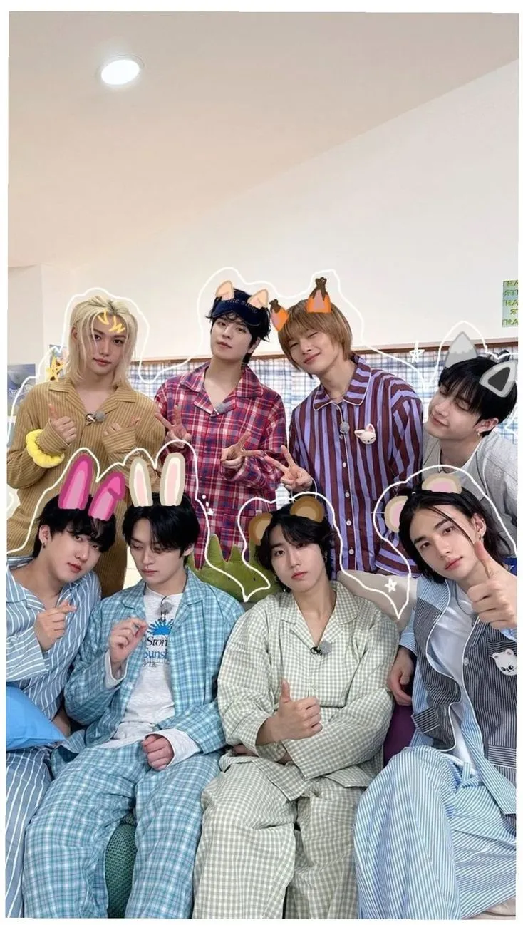 ai character: casi algo o novios background