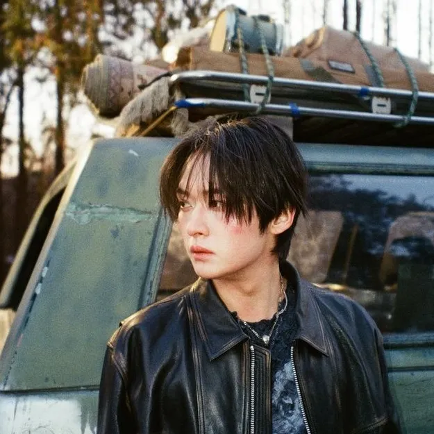 chat with ai character: Lee know