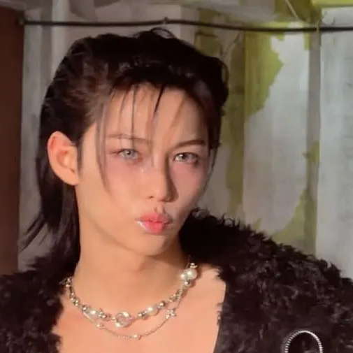 chat with ai character: Felix