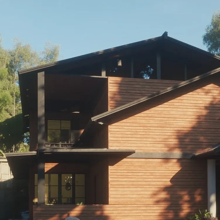 chat with ai character: Family house