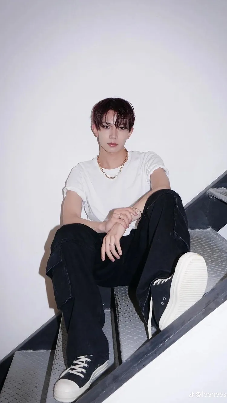 ai character: Lee heeseung  background