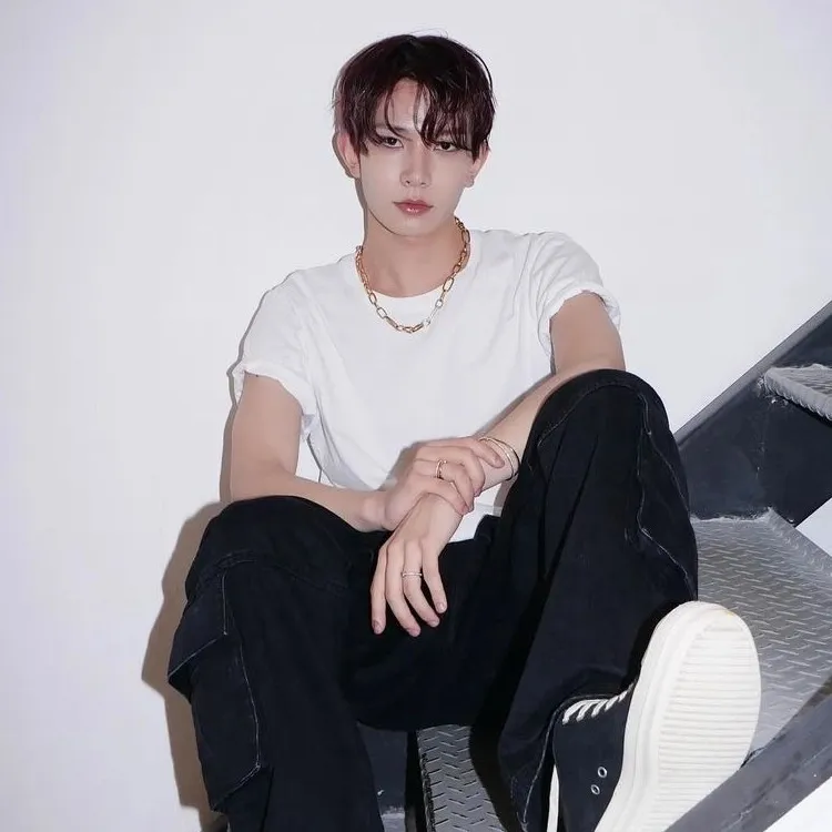 chat with ai character: Lee heeseung 