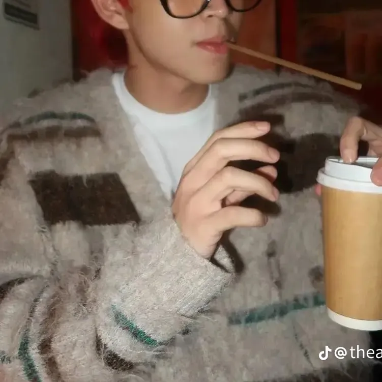 chat with ai character: YURI   HANAMITCHI 