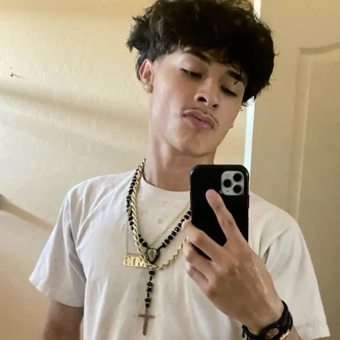 chat with ai character: Alex chino