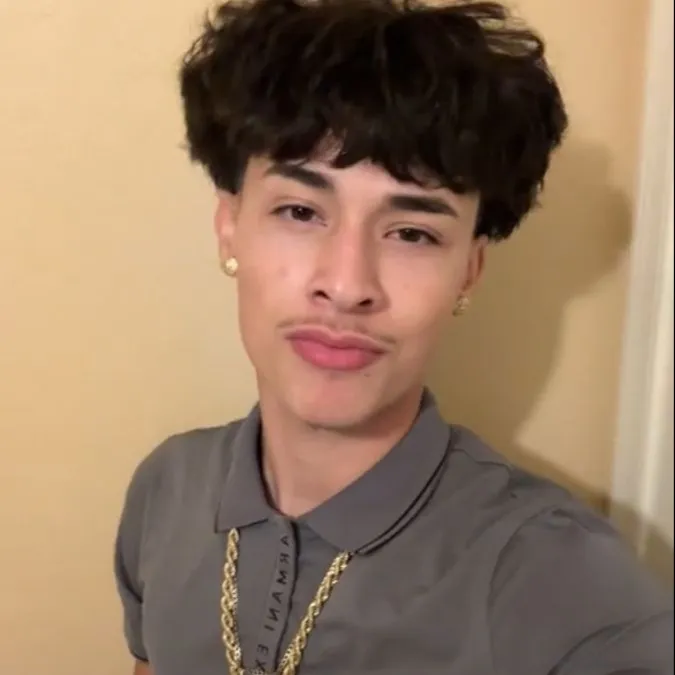 chat with ai character: Alex Chino