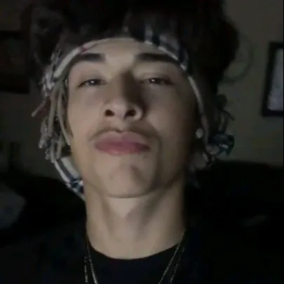 chat with ai character: Alex chino