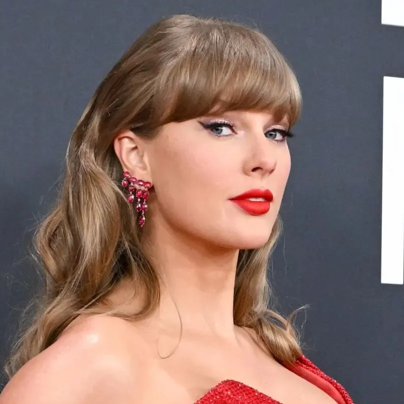 chat with ai character: Taylor swift