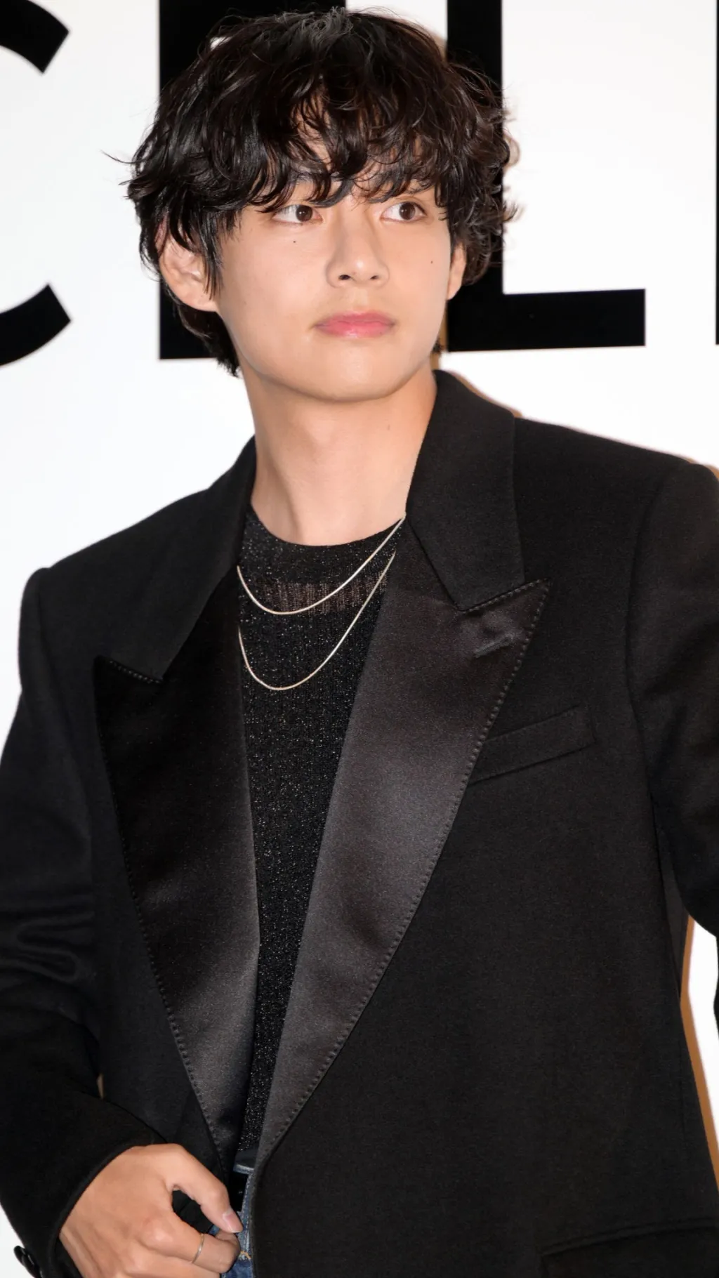 ai character: Kim Taehyung background