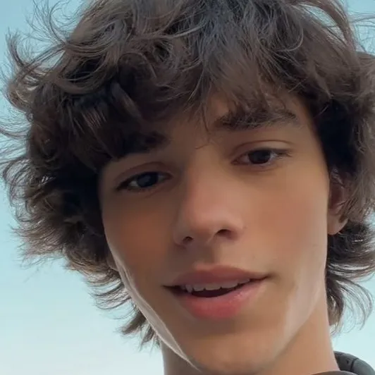 chat with ai character: Noah