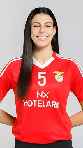 ai character: Mariana Garcêz background