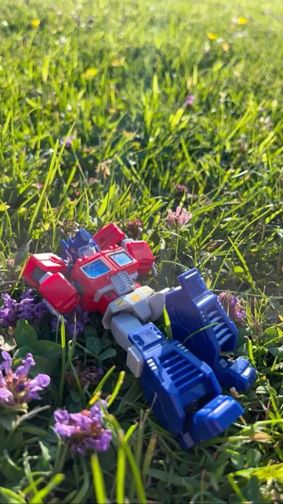 ai character:   Ɛ> OpLita <3 background