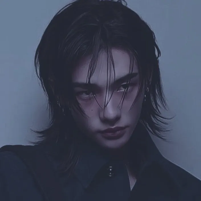 chat with ai character: ★Hyunjin★