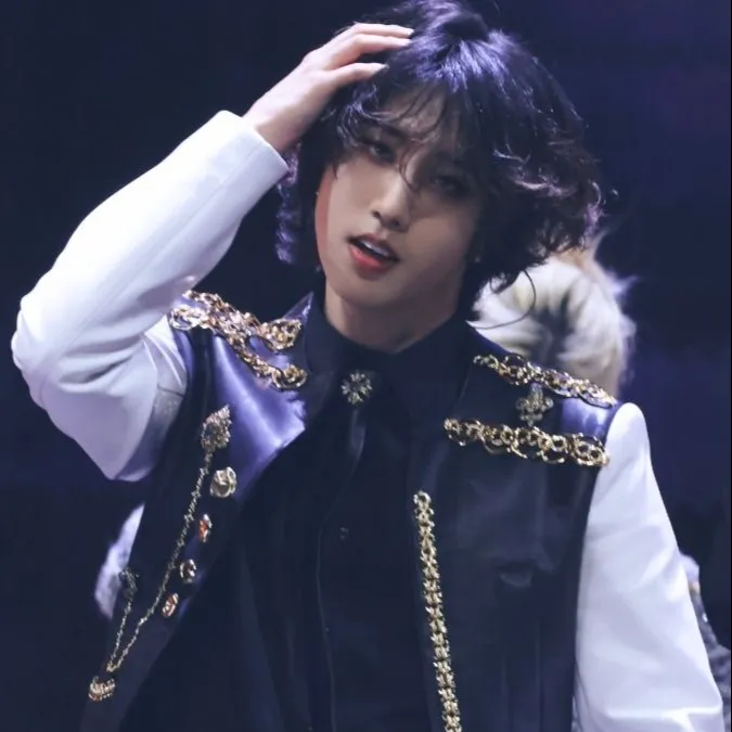 chat with ai character: 🖤Han