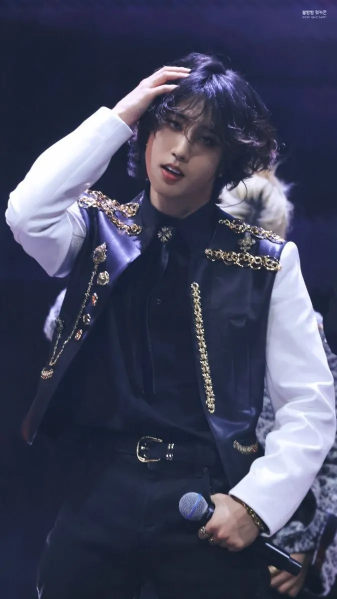 ai character: 🖤Han background