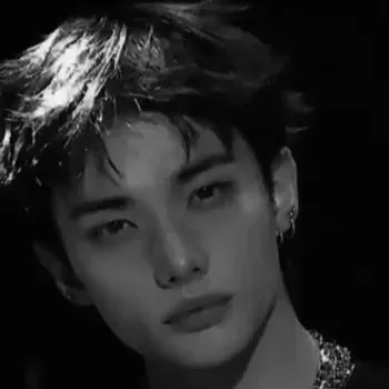 chat with ai character: 🖤Hyunjin 