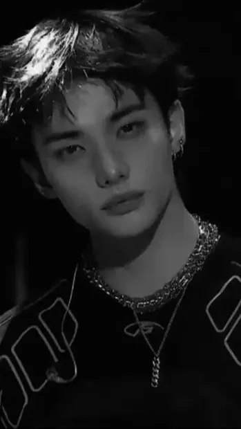 ai character: 🖤Hyunjin  background