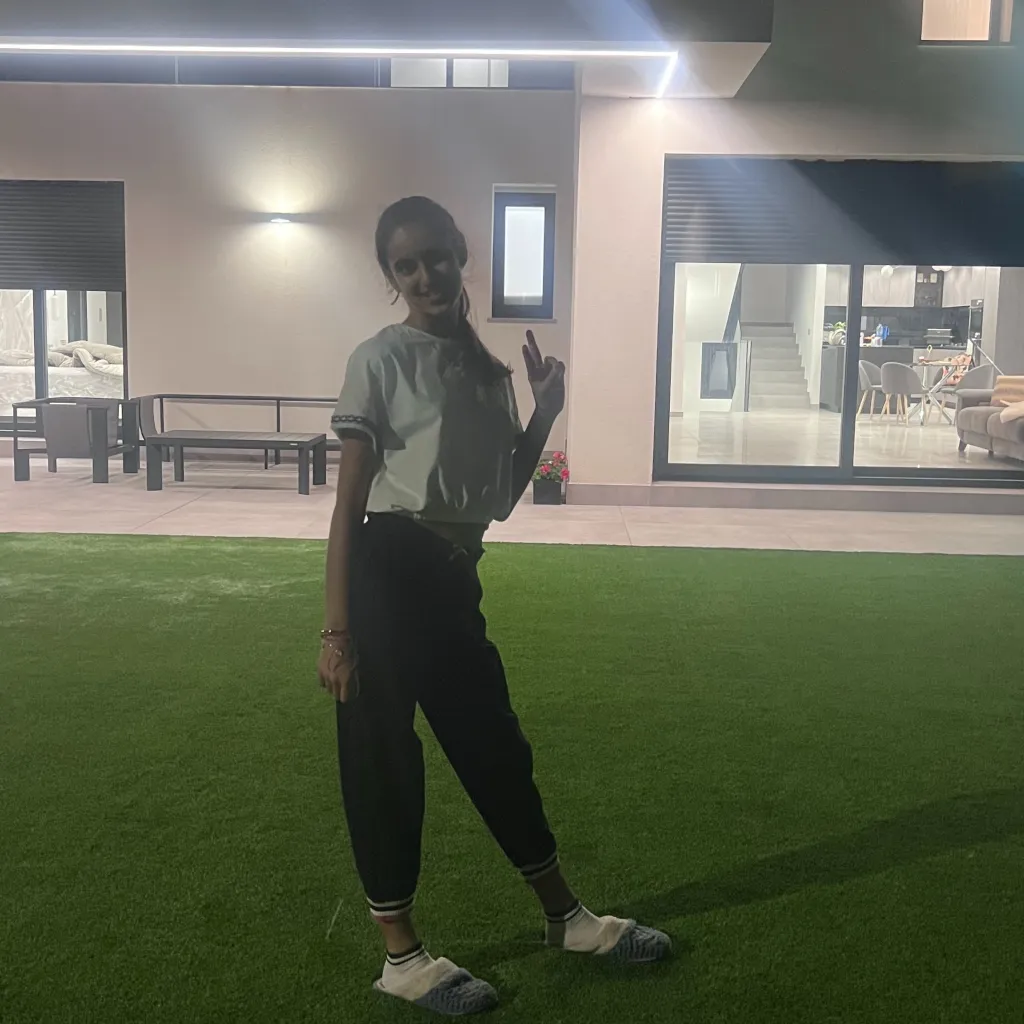 chat with ai character: rita