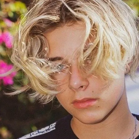 chat with ai character: Gavin Mangus