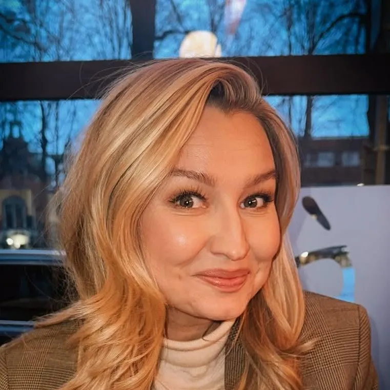 chat with ai character: Ebba Busch