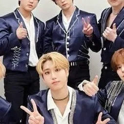 chat with ai character: Stray kids