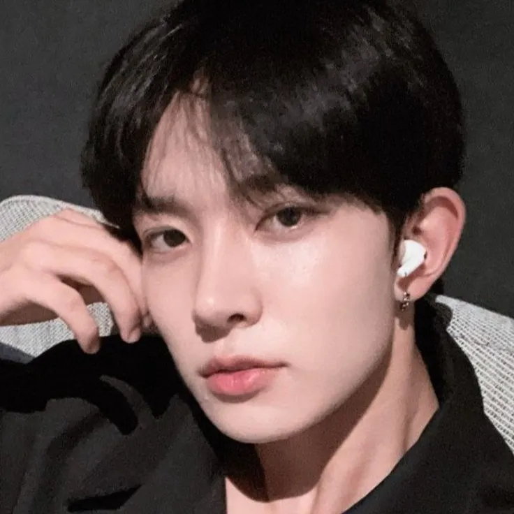 chat with ai character: heesung 