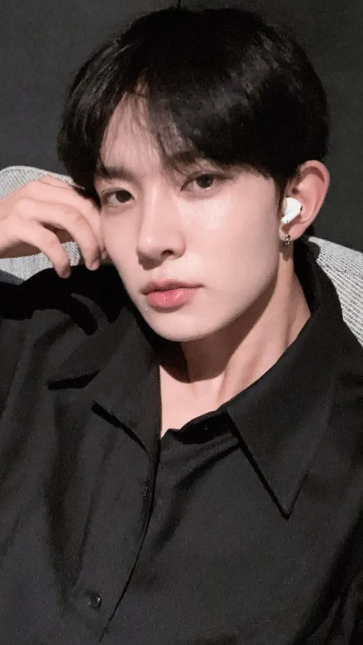 ai character: heesung  background