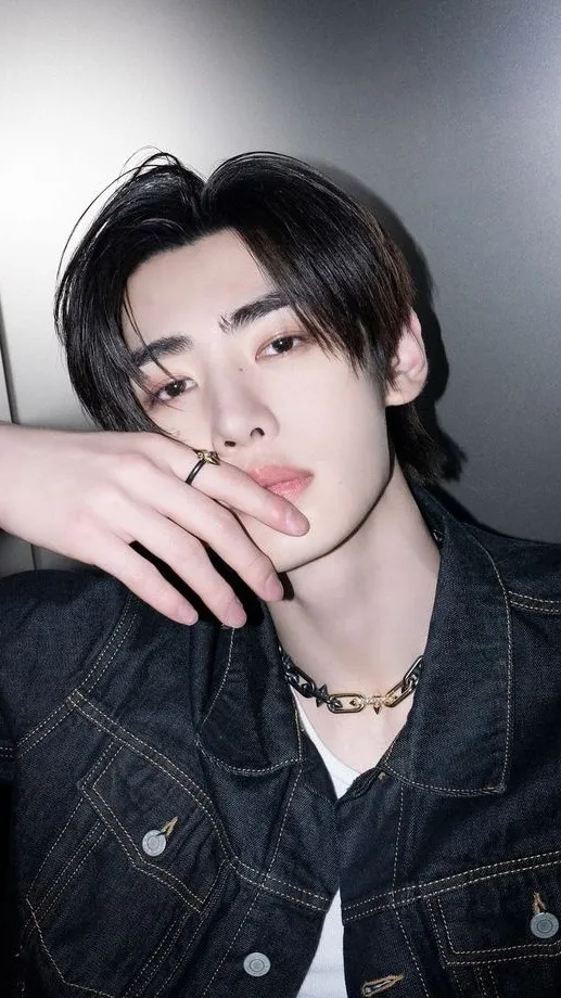 ai character: PARK SUNGHOON background