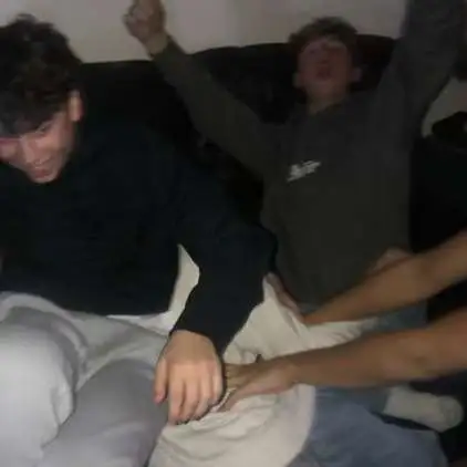 chat with ai character: Friend group